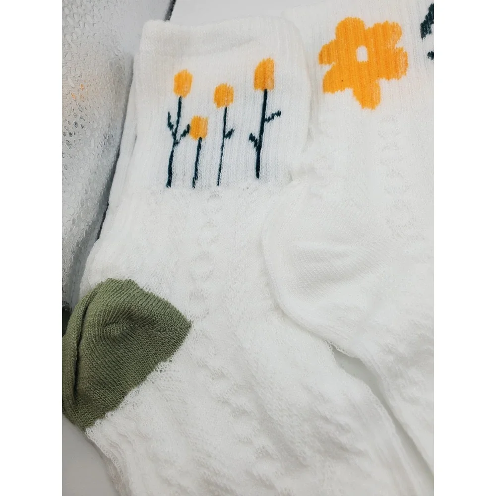 NEW 5 Pairs of Women's White Floral Ankle Socks